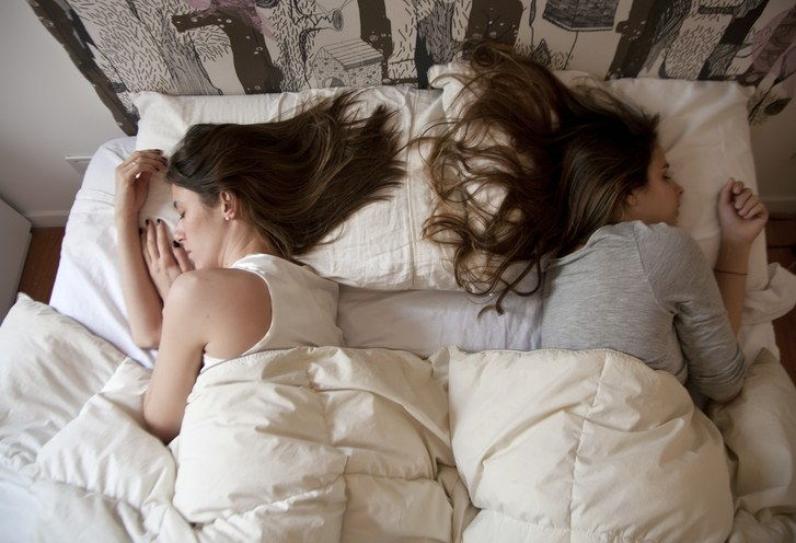 Хрупкая лесбиянка аккуратно дрочит пальцами подружку на кровати