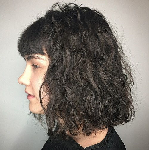 дълго Perm Hairstyle With Thin Curls And Short Bangs