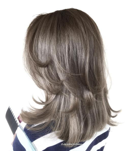 Rameno-délka Brunette Two-Layer Hairstyle