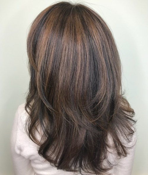 Temný Brown Two-Tier Cut with Light Brown Highlights
