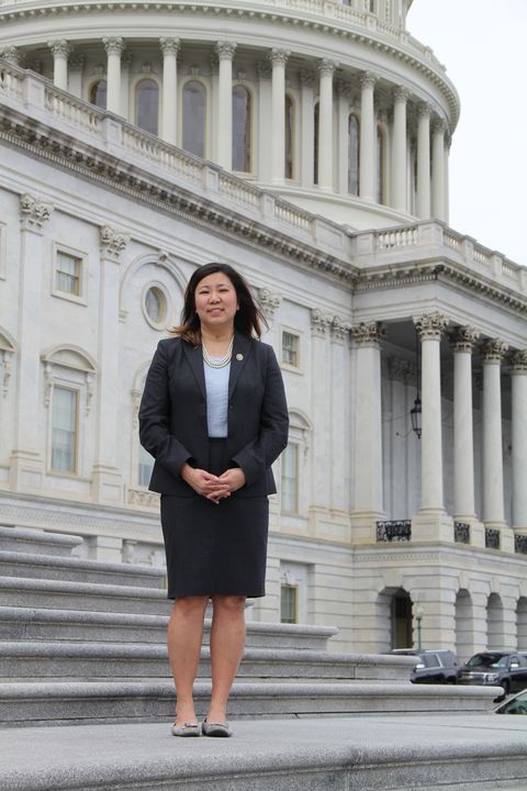 国会女议员Grace Meng（D-NY）在美国国会大厦外