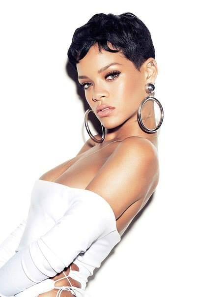 Rihanna extra kurze Frisur mit Wellen