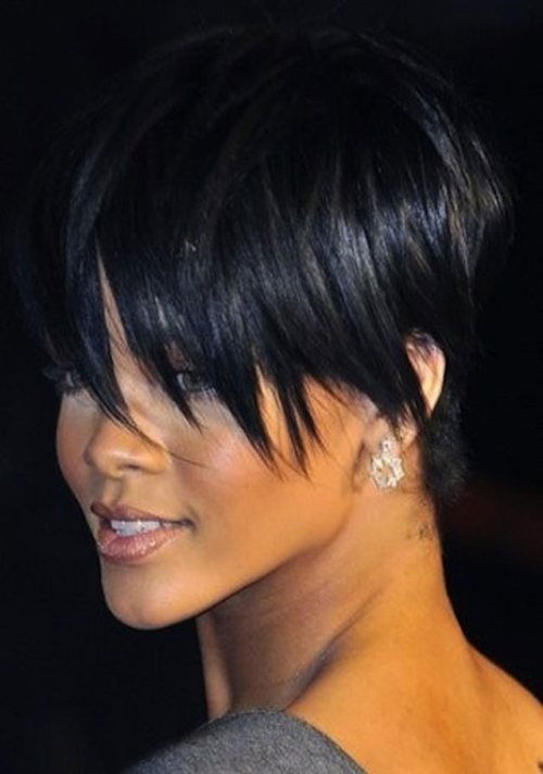 Rihanna kurze konische Frisur