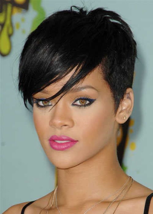 Rihanna kurze asymmetrische Frisur