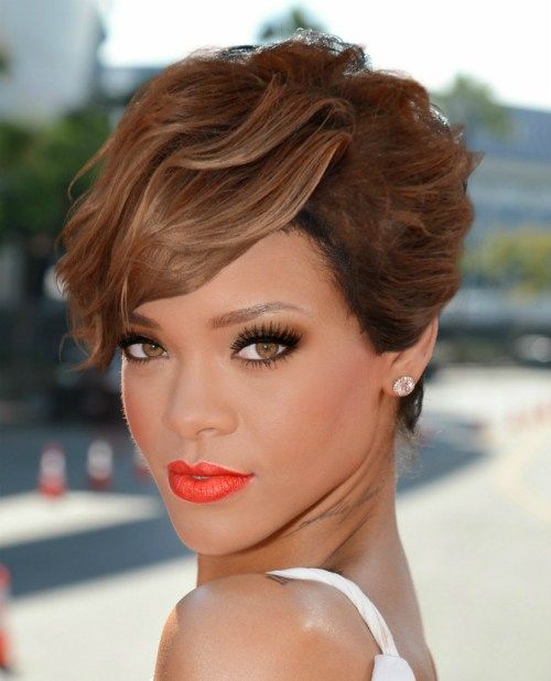 krátký asymmetric wavy hairstyle Rihanna