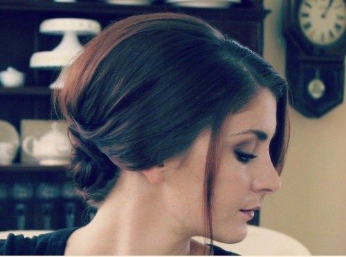 volný elegant updo with a low knot