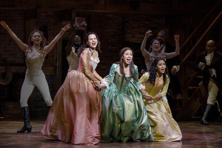 Scéna from Hamilton on Broadway