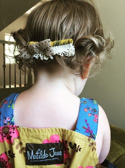 einfache Kleinkind Mädchen Frisur für kurze Haare