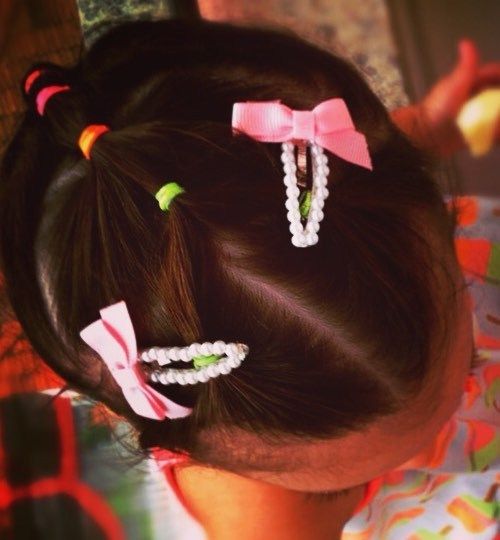 تصفيفة الشعر فتاة صغيرة مع المطاط الملونة