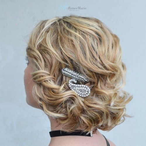 Kudrnatý Updo With Embroidered Bobby Pins