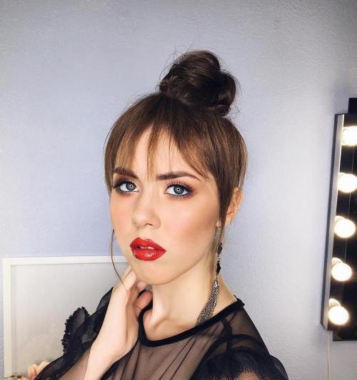разхвърлян Top Knot With Bangs