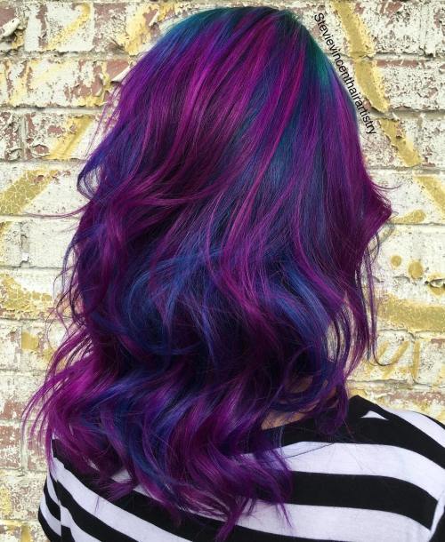明亮的蓝色和紫色Balayage头发