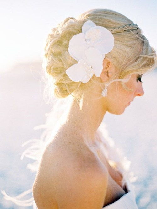 Hochsteckfrisur mit Haarblumen für die Hochzeit am Strand