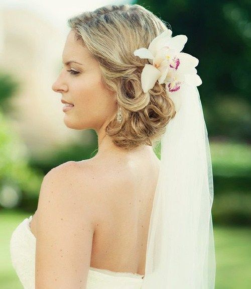 海滩婚礼发型用鲜花和面纱