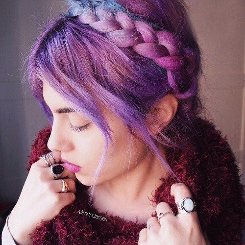 柔和的紫色头发颜色和挤奶女工编织updo