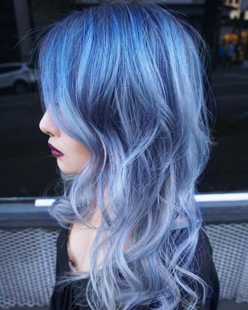 柔和的蓝色Ombre头发