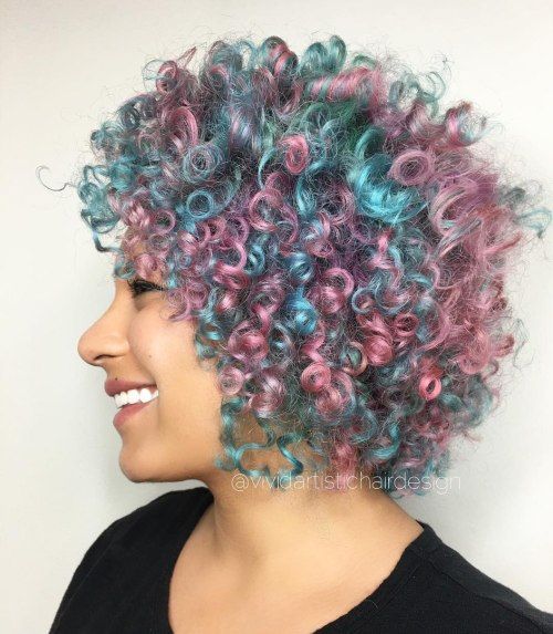 短卷曲粉红色蓝绿色和粉红色的头发