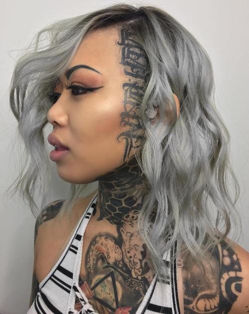 Střední Wavy Gray Hairstyle With Head Tattoo