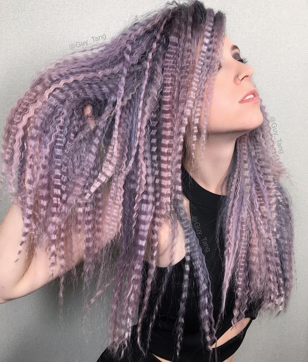 长柔和的紫色卷曲的头发
