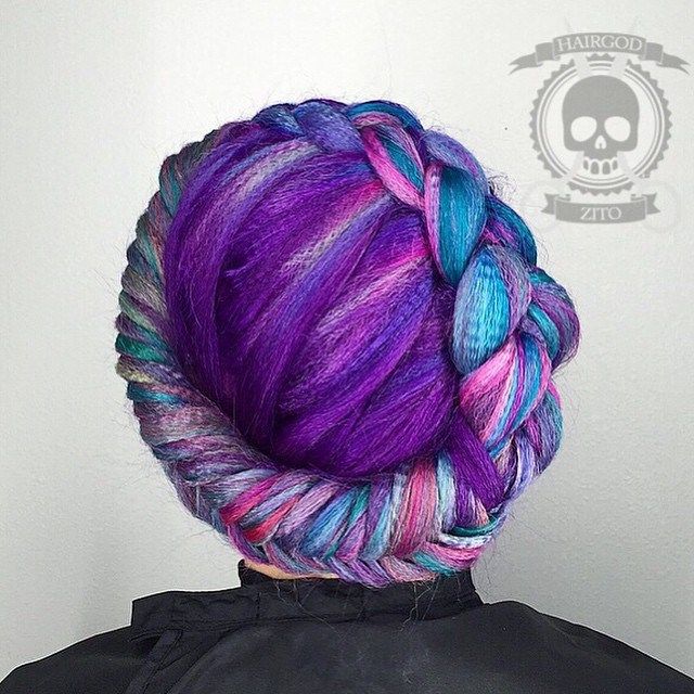 紫色卷发的皇冠编织