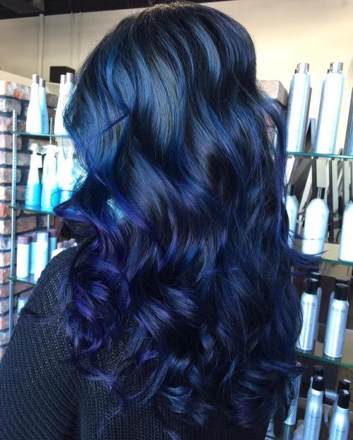Langes schwarzes Haar mit blauen Highlights