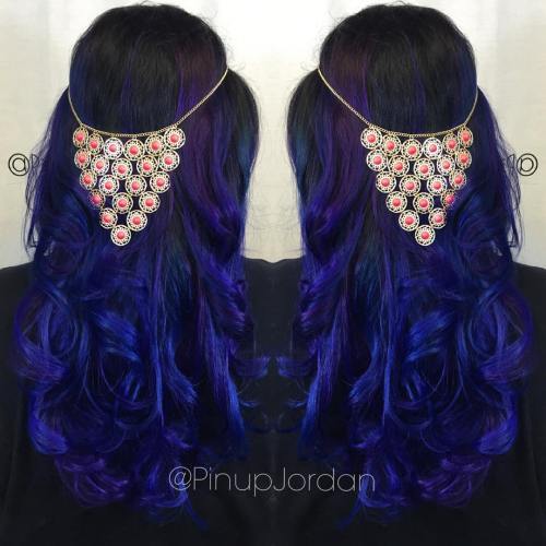 Schwarzes Haar mit blauen Ombre und lila Highlights