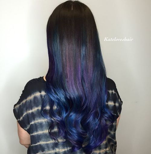 الشعر البني الداكن مع يبرز الأرجواني والأزرق