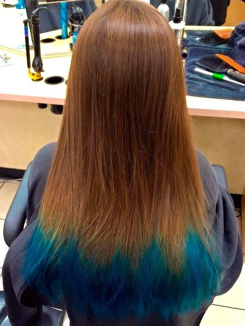 Kastanienbraunes Haar mit blauem Dip Dye