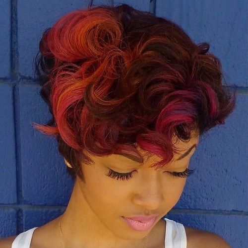 krátký choppy hairstyle with pink and orange highlights
