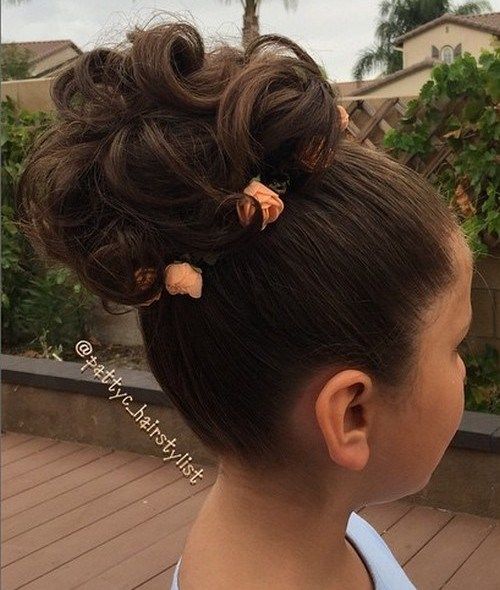 kudrnatý bun formal girls hairstyle