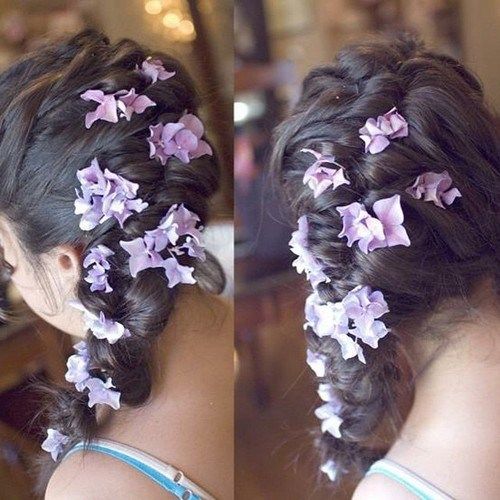 boční braid with hair flowers