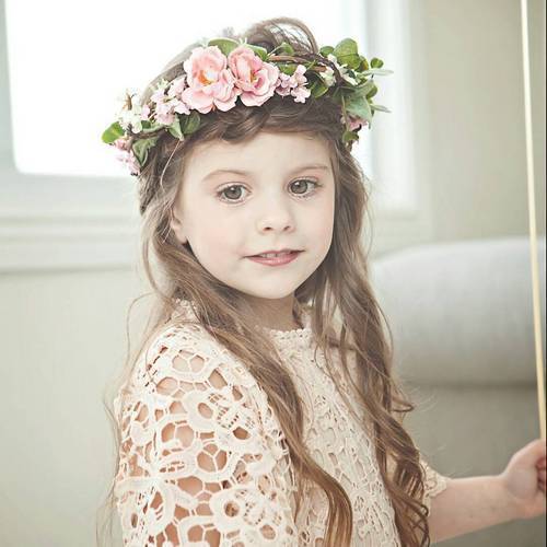 snadný girls hairstyle with a floral headband