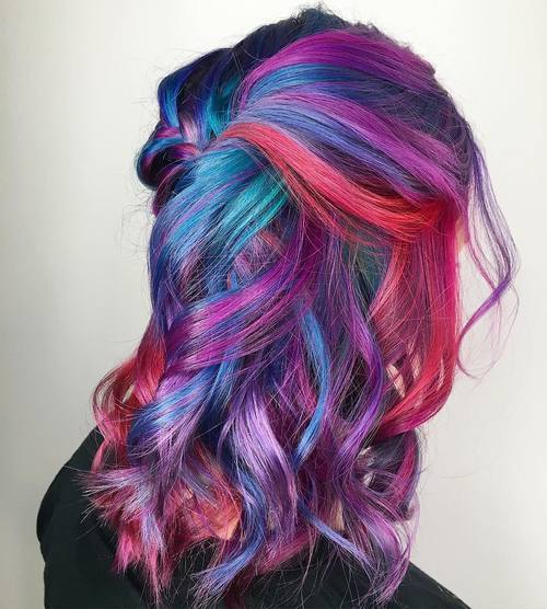 紫色，红色和蓝色蜡笔头发