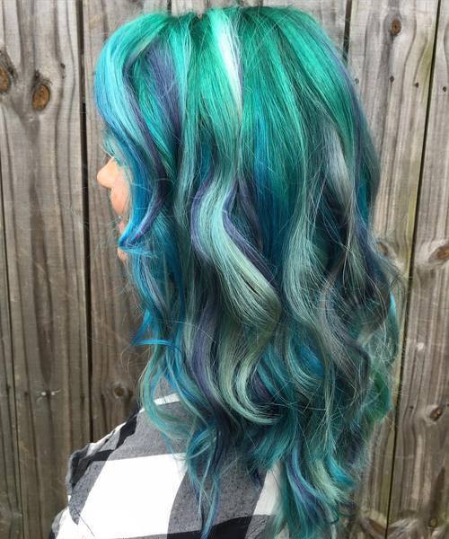 深蓝色亮片的蓝绿色头发