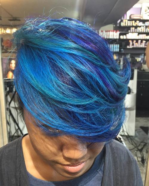 Blaues Haar mit Teal Highlights
