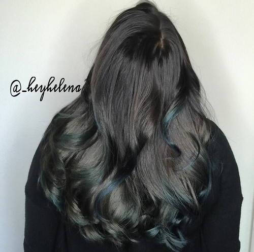 тъмен Brown Hair With Subtle Teal Highlights