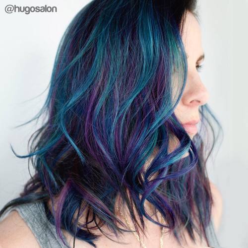 Petroles Haar mit lila Highlights