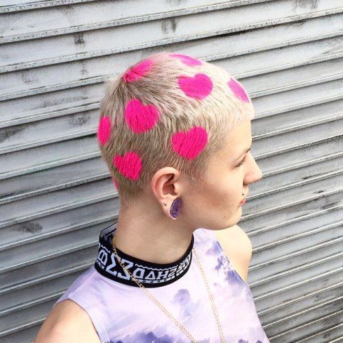 Kurze blonde Frisur mit rosa Herzen