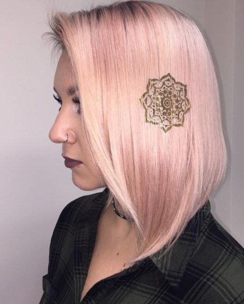 Pastell rosa Haar mit Haar Tattoo
