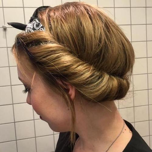 ролка Updo With A Head Scarf