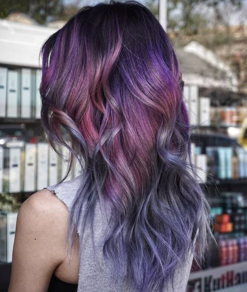 紫色到灰色的Ombre头发