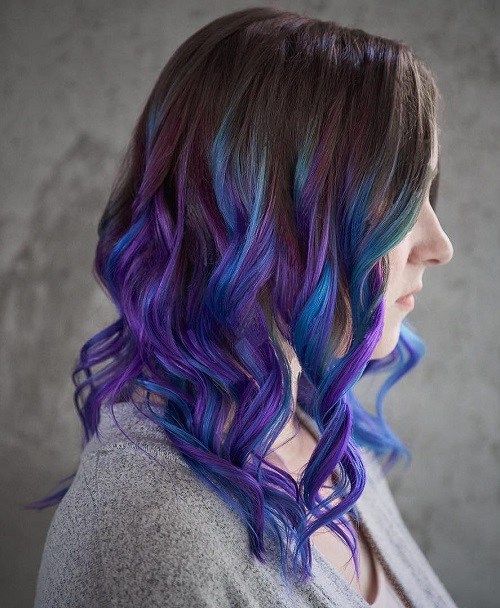 棕色头发的蓝色和紫色Balayage