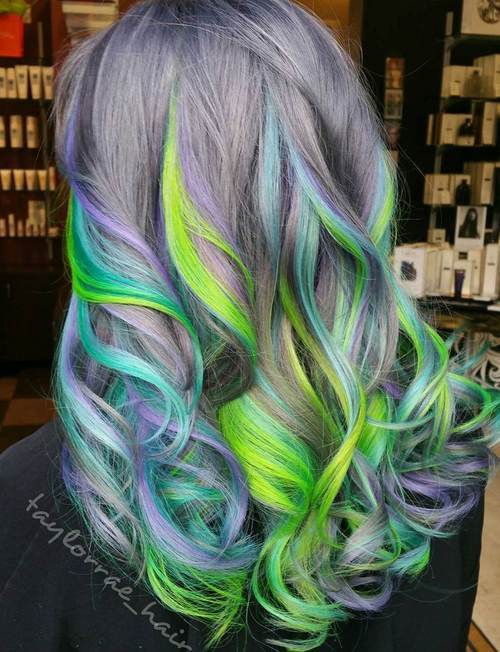 الشعر الباستيل الأرجواني مع الضوء الأزرق والأخضر