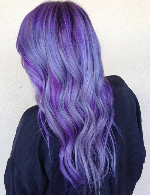 长分层柔和的紫色头发