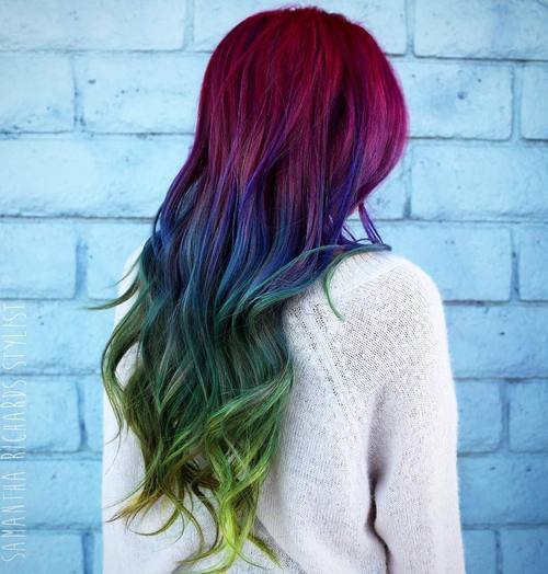 长长的红色蓝色和绿色的头发