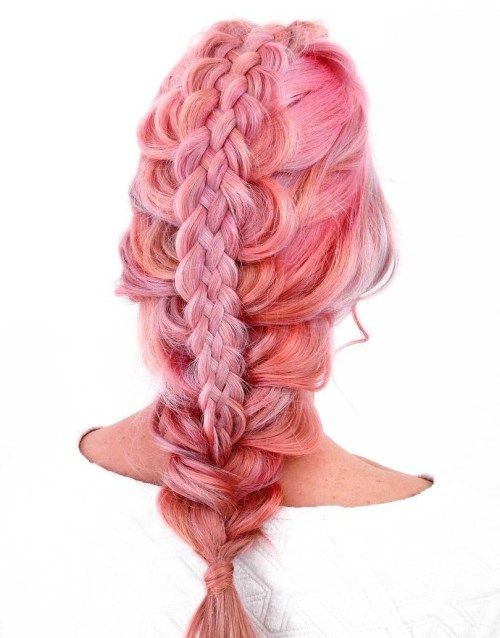 粉彩粉色编织发型