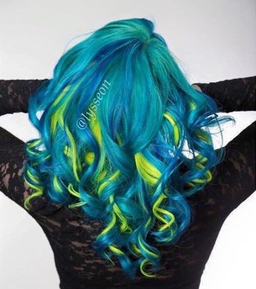 Blaues grünes Haar mit gelben Highlights
