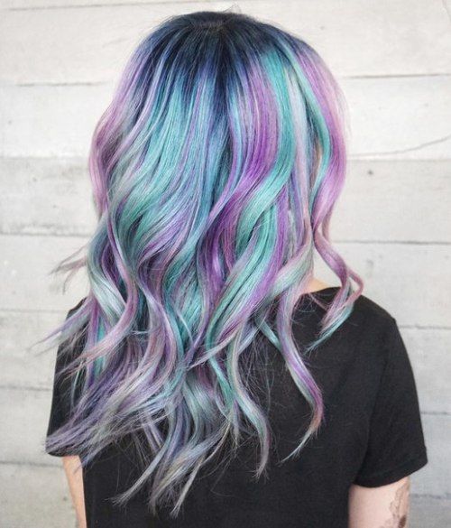 绿松石头发与柔和的紫色亮点