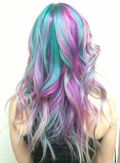 深青色和粉红色的粉彩头发