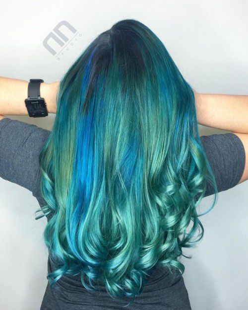 深蓝色亮片的蓝绿色头发